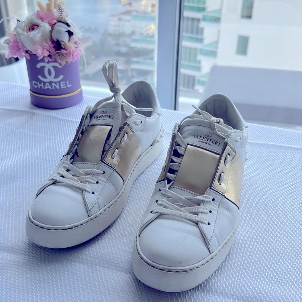 Stylish Valentino Garavani sneakers calf leather size 39